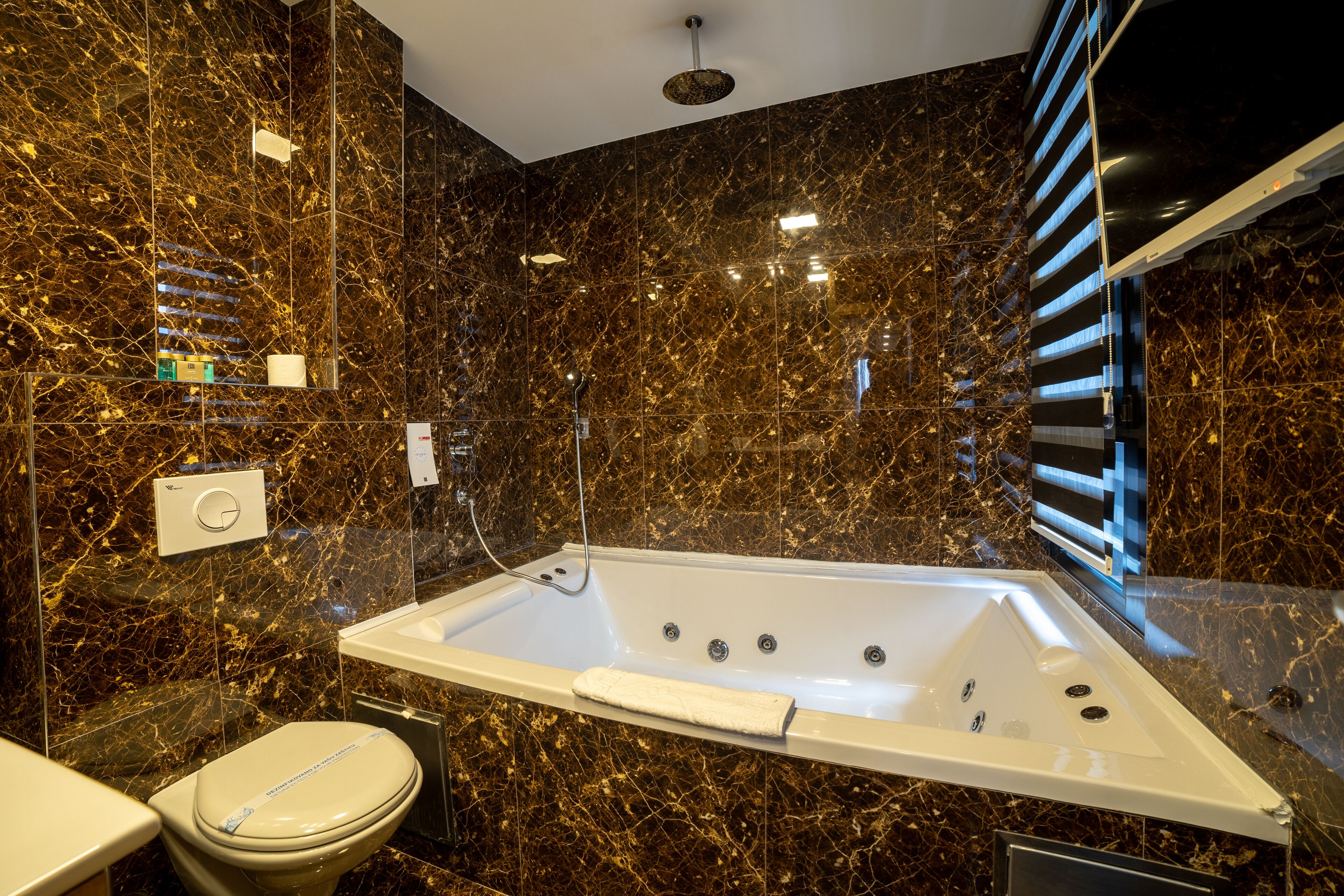 st mark suite | bathroom | shower, rainfall showerhead, free toiletries, hair dryer