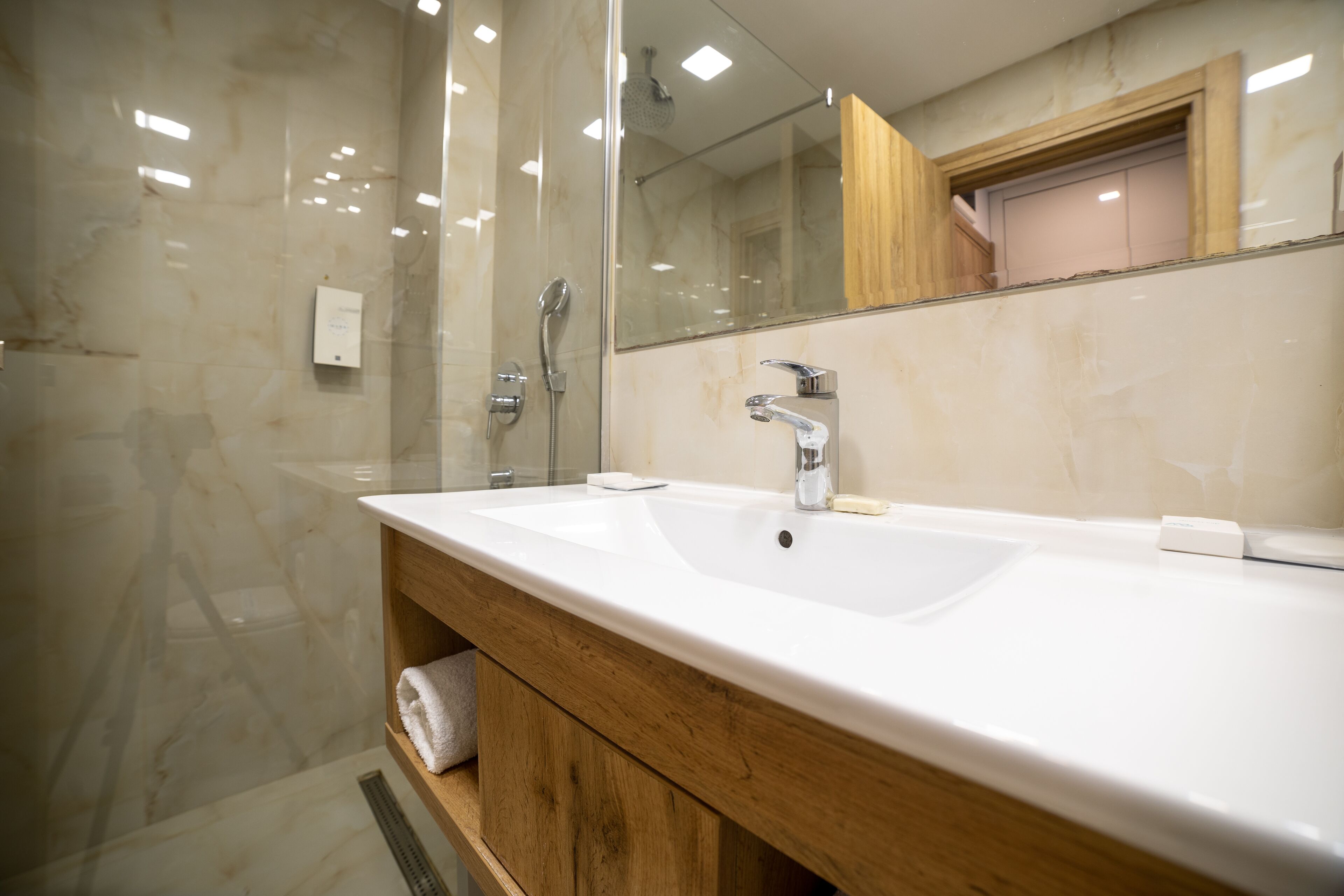 shower, rainfall showerhead, free toiletries, hair dryer