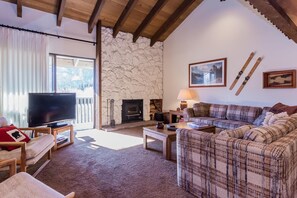 Apartment, 3 Schlafzimmer, Bergblick (Snowcreek #97 Phase I) | Wohnbereich | Flachbildfernseher, Kamin, DVD-Player