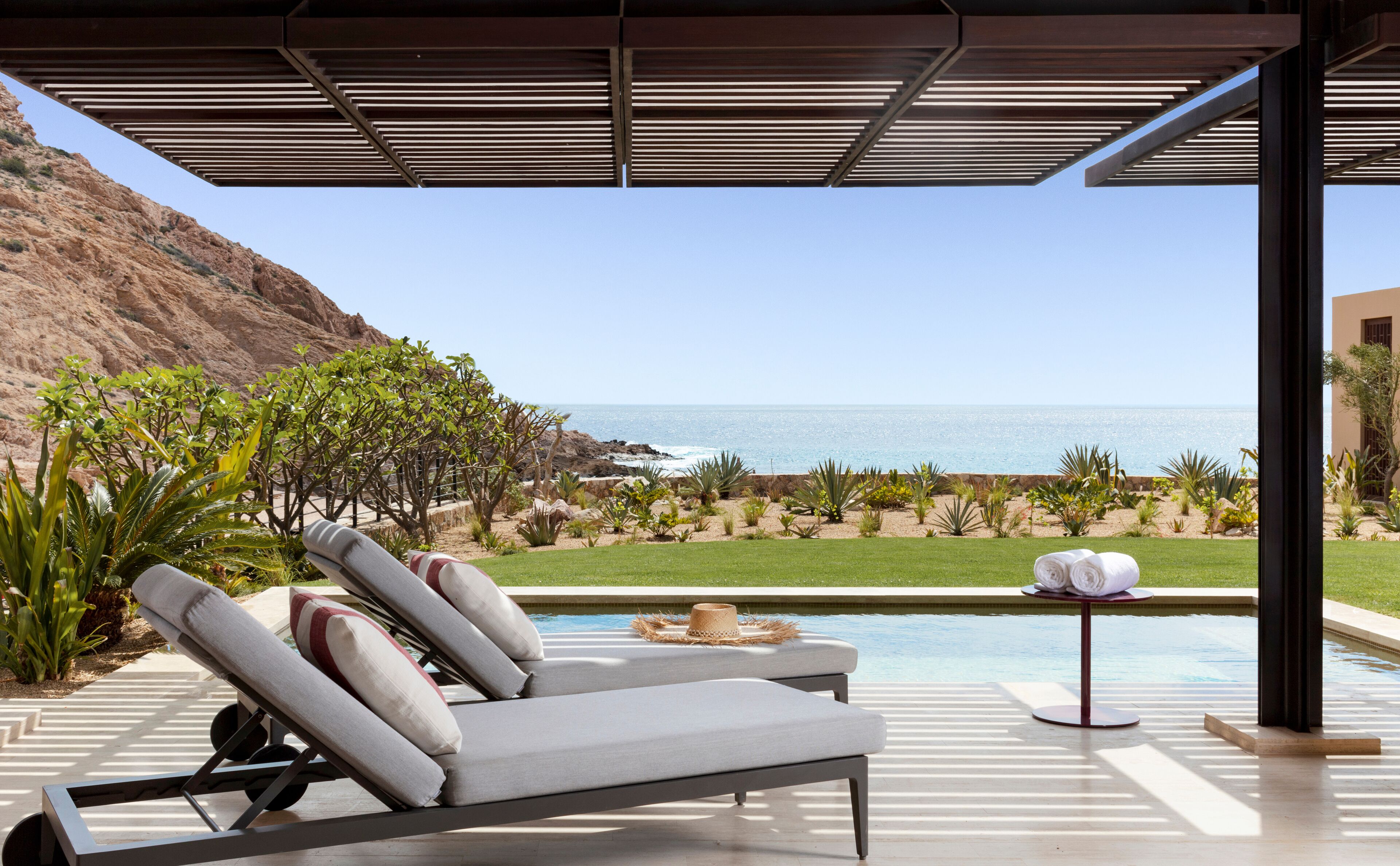 Egyptian cotton sheets, premium bedding, down comforters, minibar