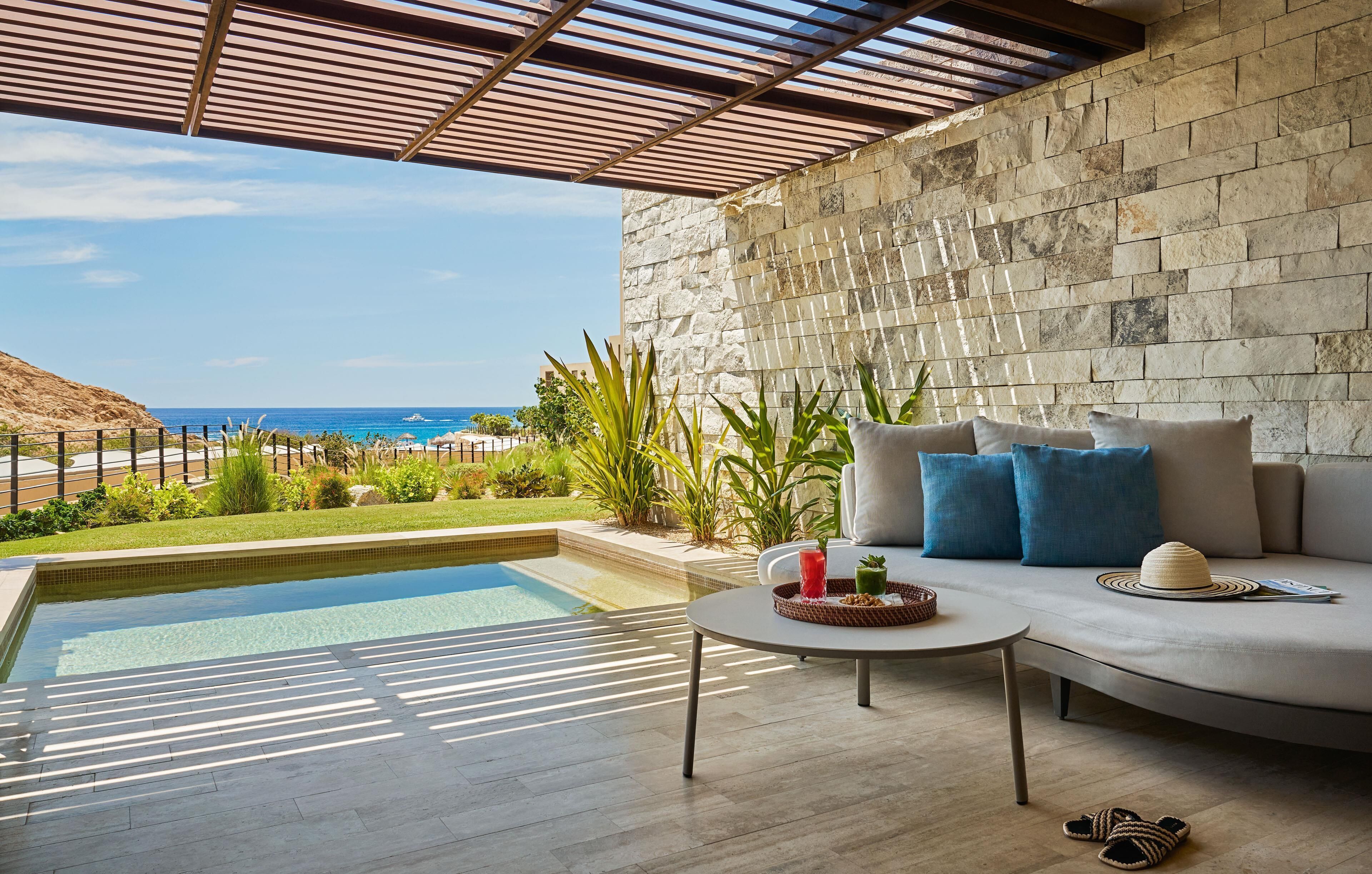 Deluxe Ocean View Queen Queen with Pool | Room amenity