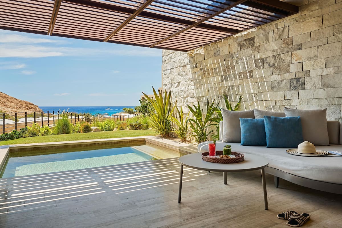 Deluxe Ocean View Queen Queen with Pool | Room amenity