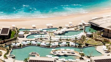 3 piscinas externas, barracas, guarda-sóis