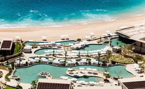 3 buitenzwembaden, zwembadcabana's (toeslag) en parasols bij het zwembad