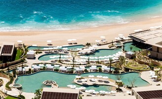 3 piscinas al aire libre, cabañas de piscina (de pago), sombrillas