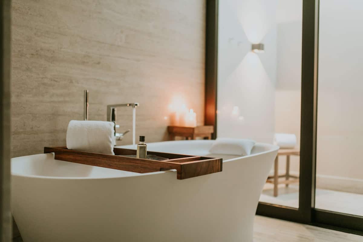 Separate bathtub and shower, deep-soaking bathtub, free toiletries