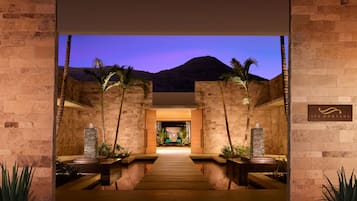 Couples treatment rooms, sauna, hot tub, steam room, body treatments