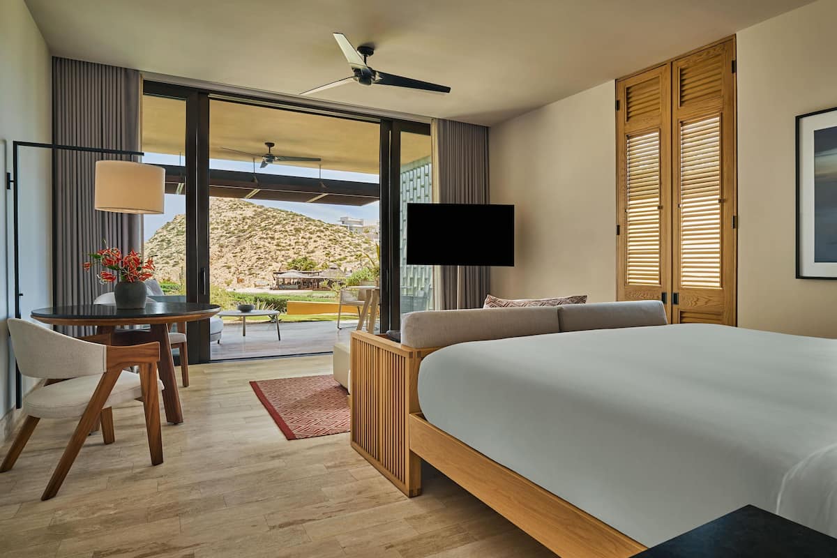 Egyptian cotton sheets, premium bedding, down comforters, minibar