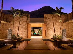 Couples treatment room(s), sauna, hot tub, steam room, body treatments