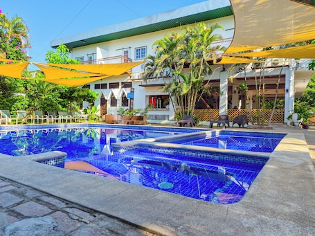 Outdoor pool. Hotel La Estancia