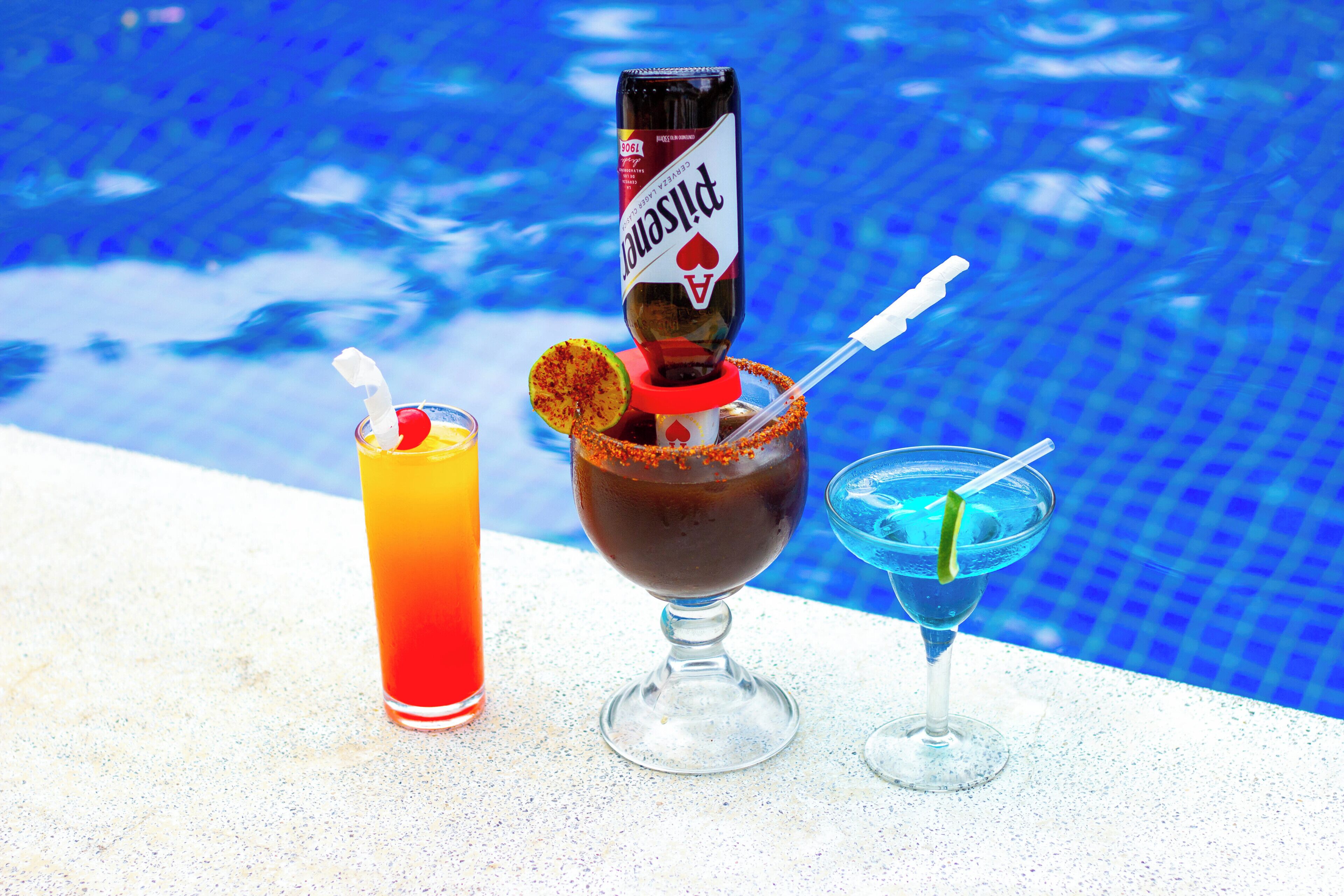 Drei Getränke am Pool.