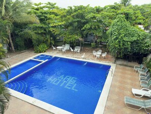 Una piscina al aire libre