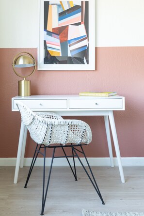 Standard Room | In-room dining - Signature Inn Oakland (Oakland)
