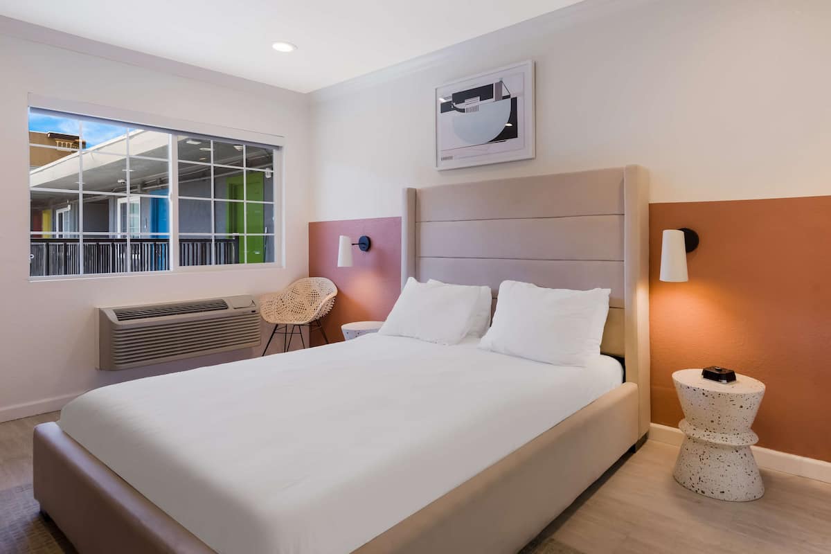 Habitación, 1 cama Queen size, para no fumadores | Tabla de planchar con plancha, wifi y ropa de cama