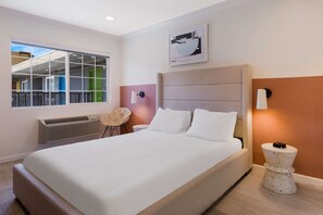 Room, 1 Queen Bed, Non Smoking | Premium bedding, in-room safe, iron/ironing board, WiFi - Signature Inn Oakland (Oakland)