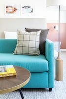 Tabla de planchar con plancha, wifi y ropa de cama