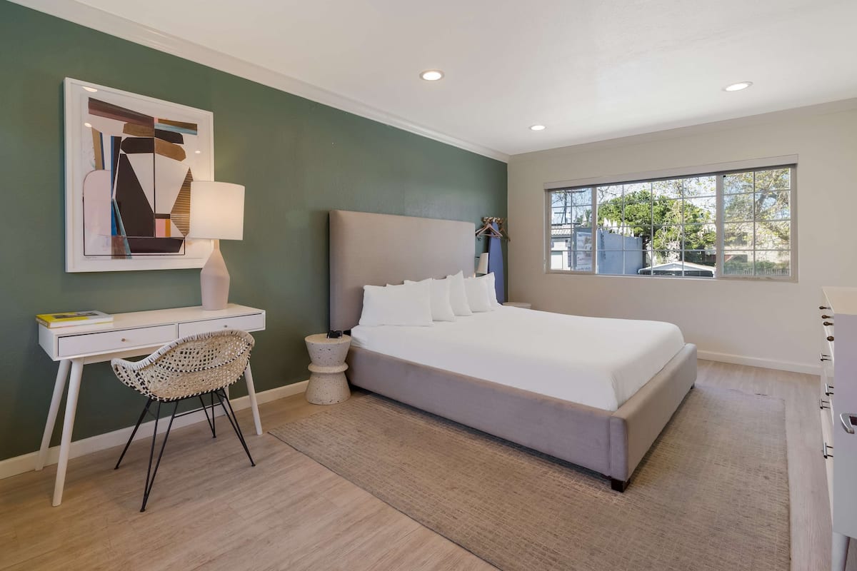 Habitación, 1 cama King size, para no fumadores | Tabla de planchar con plancha, wifi y ropa de cama
