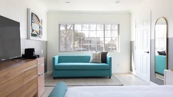 Habitación de lujo | Zona de estar | Una televisión de pantalla plana