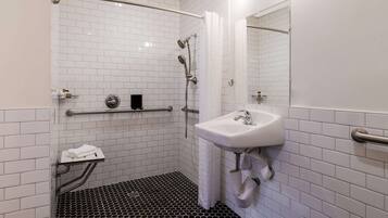 Camera, 1 letto queen, accessibile ai disabili, non fumatori | Bagno | Set di cortesia gratuito, asciugacapelli, asciugamani, sapone