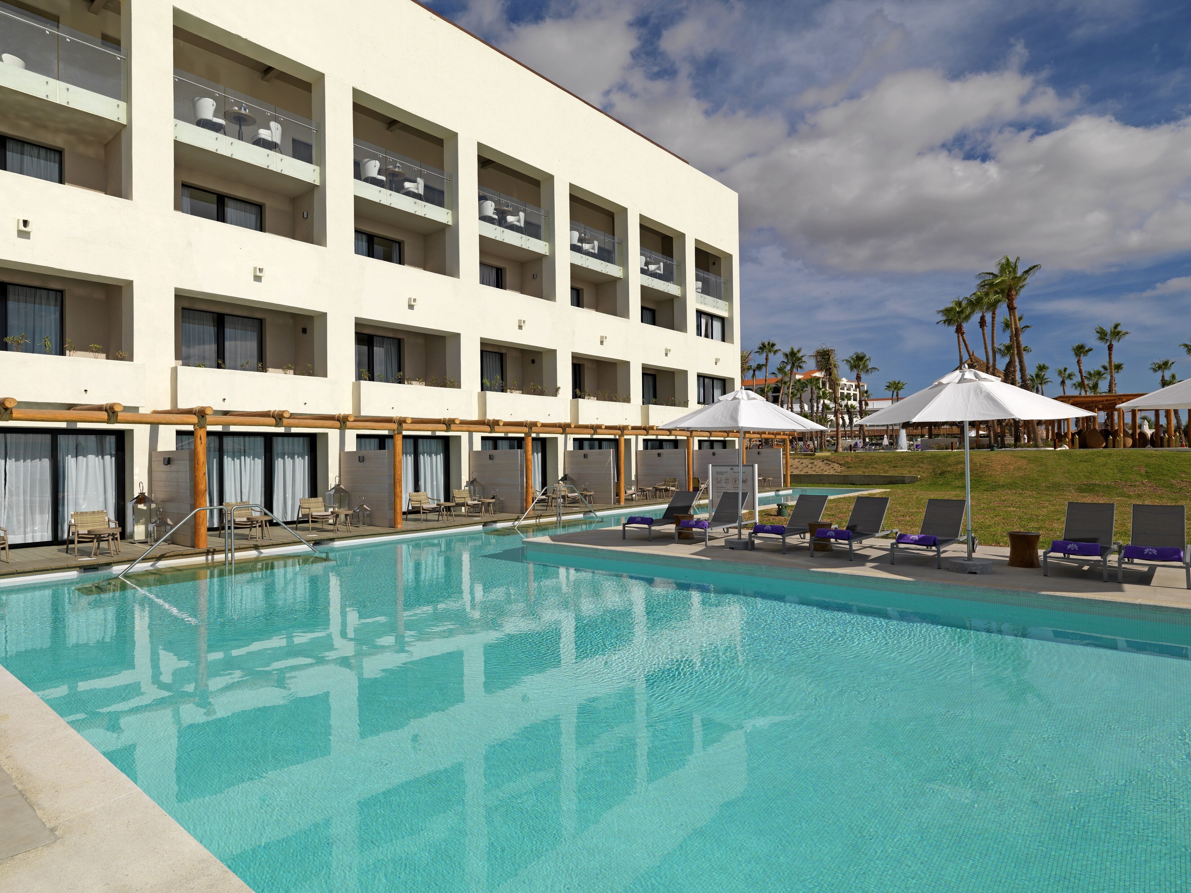 أغطية فراش متميزة وعناصر مجانية داخل الميني بار وخزنة داخل الغرفة