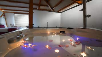 Luxury Suite | Private spa tub