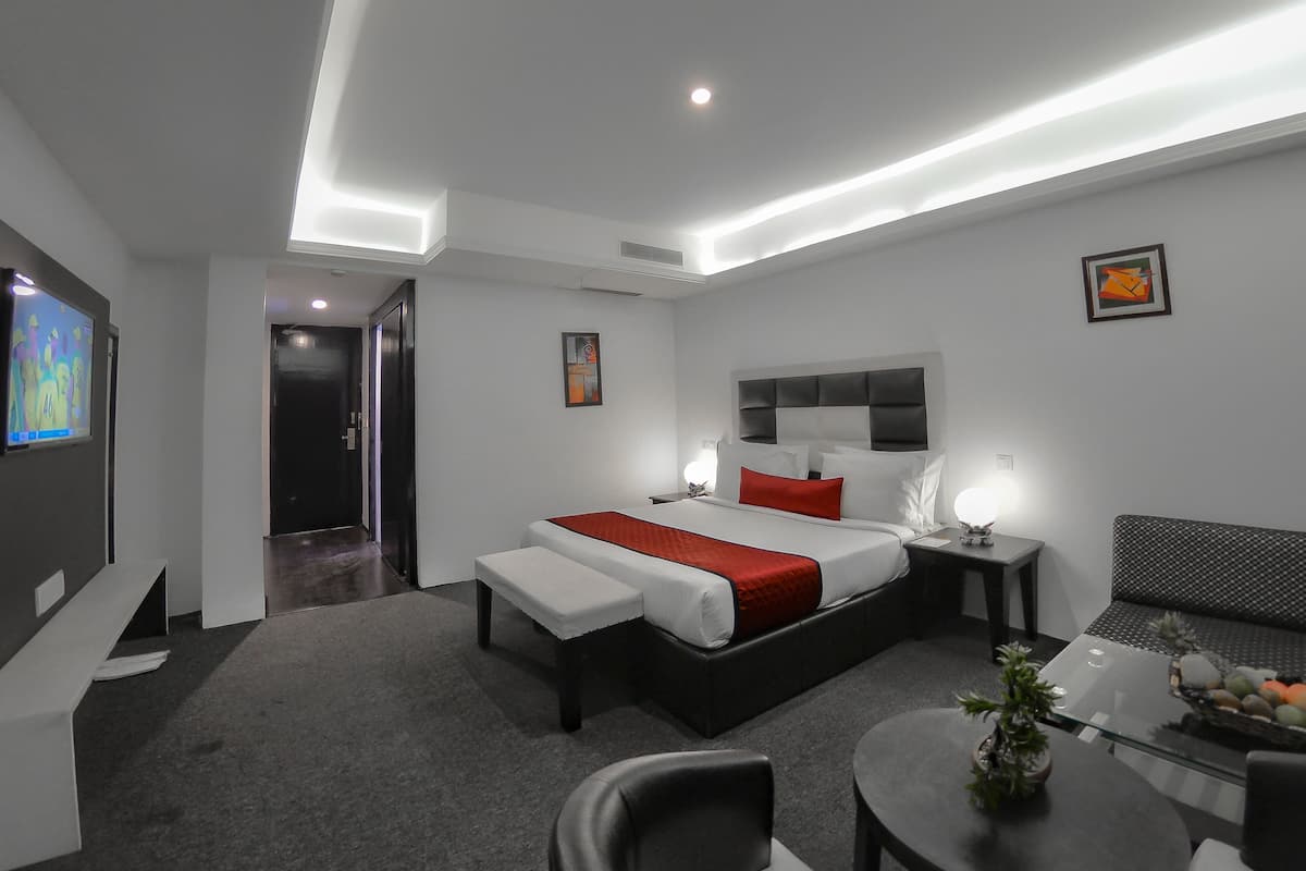 1 bedroom, premium bedding, minibar, desk