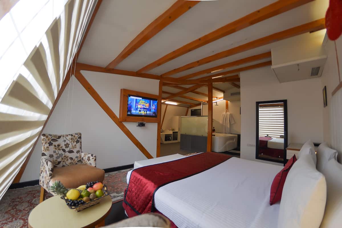 1 bedroom, premium bedding, minibar, desk