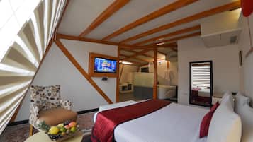 Luxury Suite | 1 bedroom, premium bedding, minibar, desk