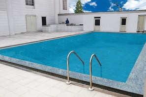 Seasonal outdoor pool, pool umbrellas - Rose Petal (Srinagar)