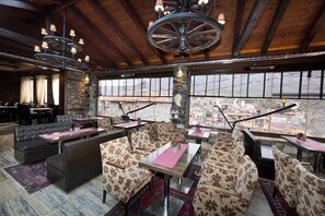 Serveert ontbijt, lunch, diner, lokale gerechten 