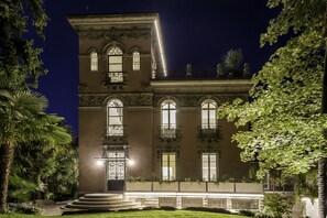 Façade de l’hébergement  – soirée/nuit