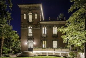 住宿正面 - 傍晚/夜晚