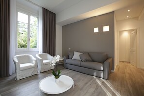 Suite, terrasse, hageutsikt | Oppholdsområde | Flatskjerm-TV