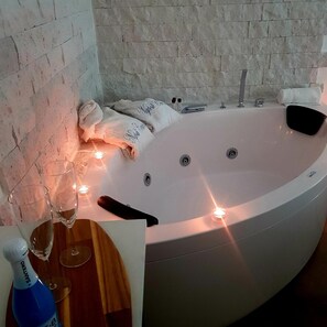 Dusche, kostenlose Toilettenartikel, Haartrockner, Handtücher