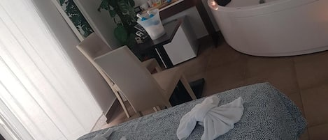 Biancheria da letto di alta qualità, una scrivania, tende oscuranti