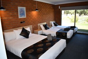 Habitación familiar | Minibar, escritorio, espacio para trabajar con un portátil