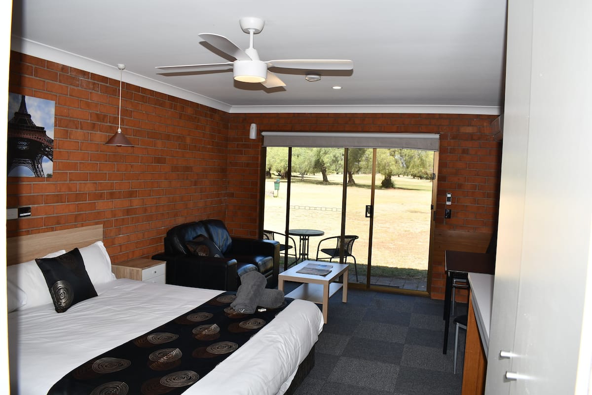 Superior Double Room | 1 bedroom, minibar, desk, laptop workspace