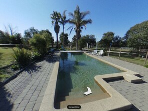 Piscine extérieure (ouverte en saison), chaises longues