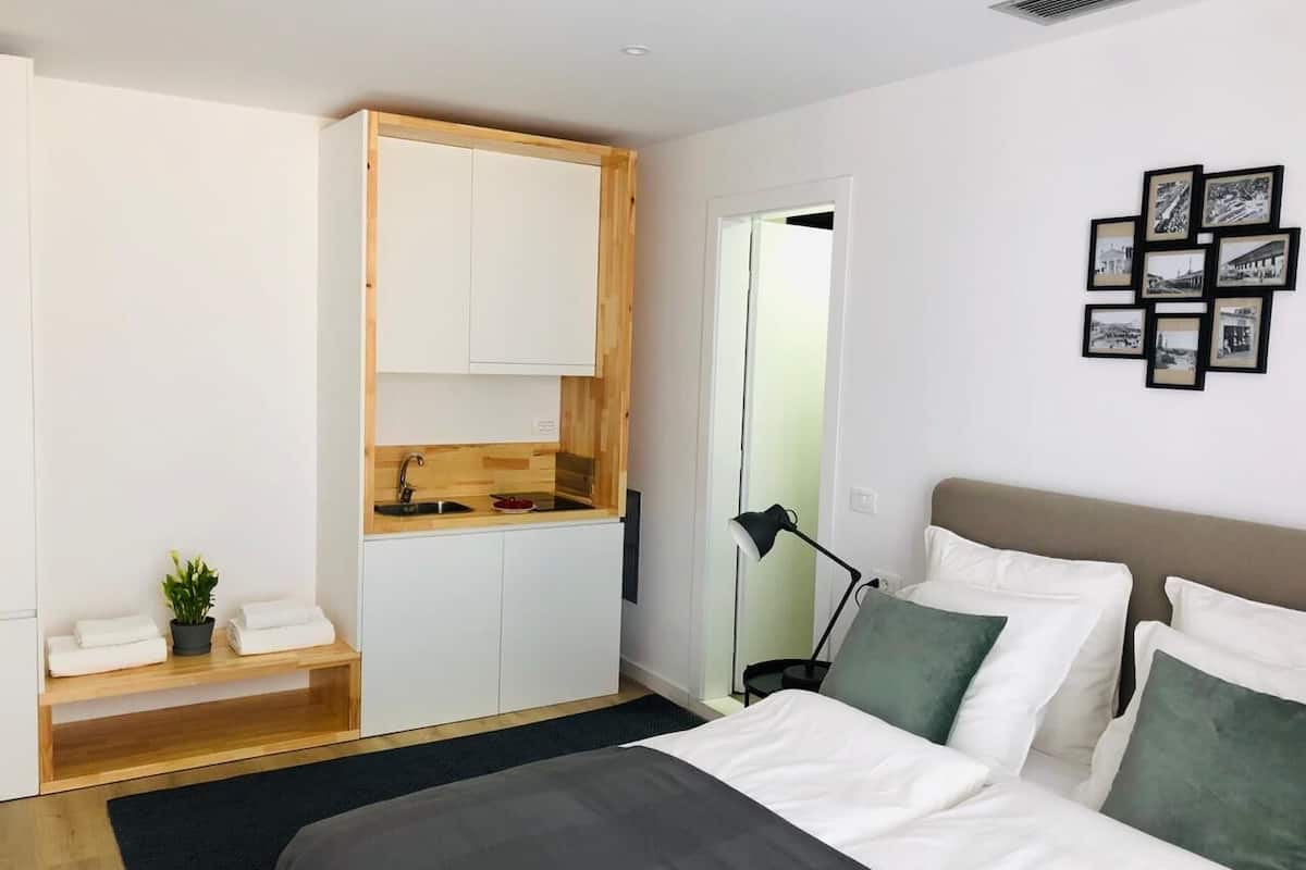 Standard Room, Mountain View | Private kitchen | Mini-fridge, electric kettle, toaster, cookware/dishes/utensils