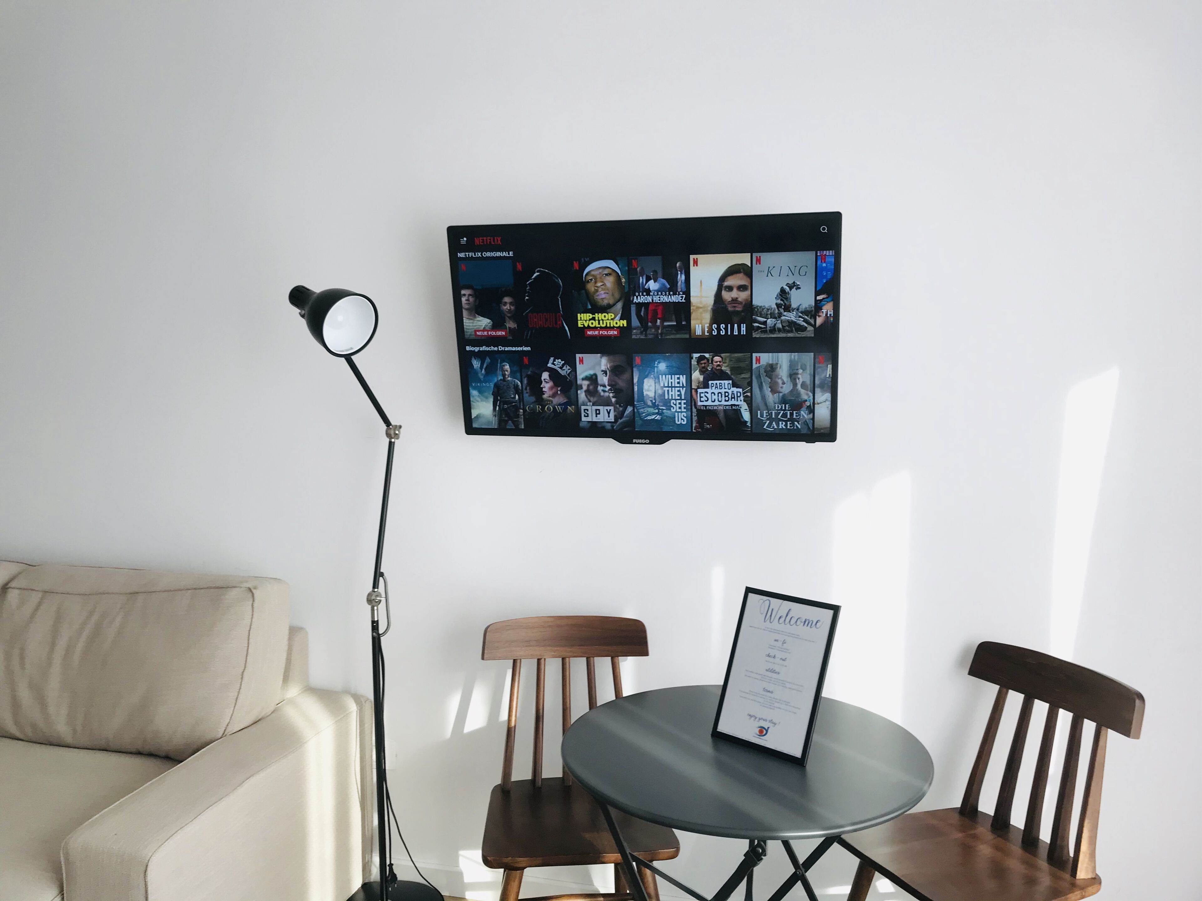 panoramic room, city view | living room | flat-screen tv