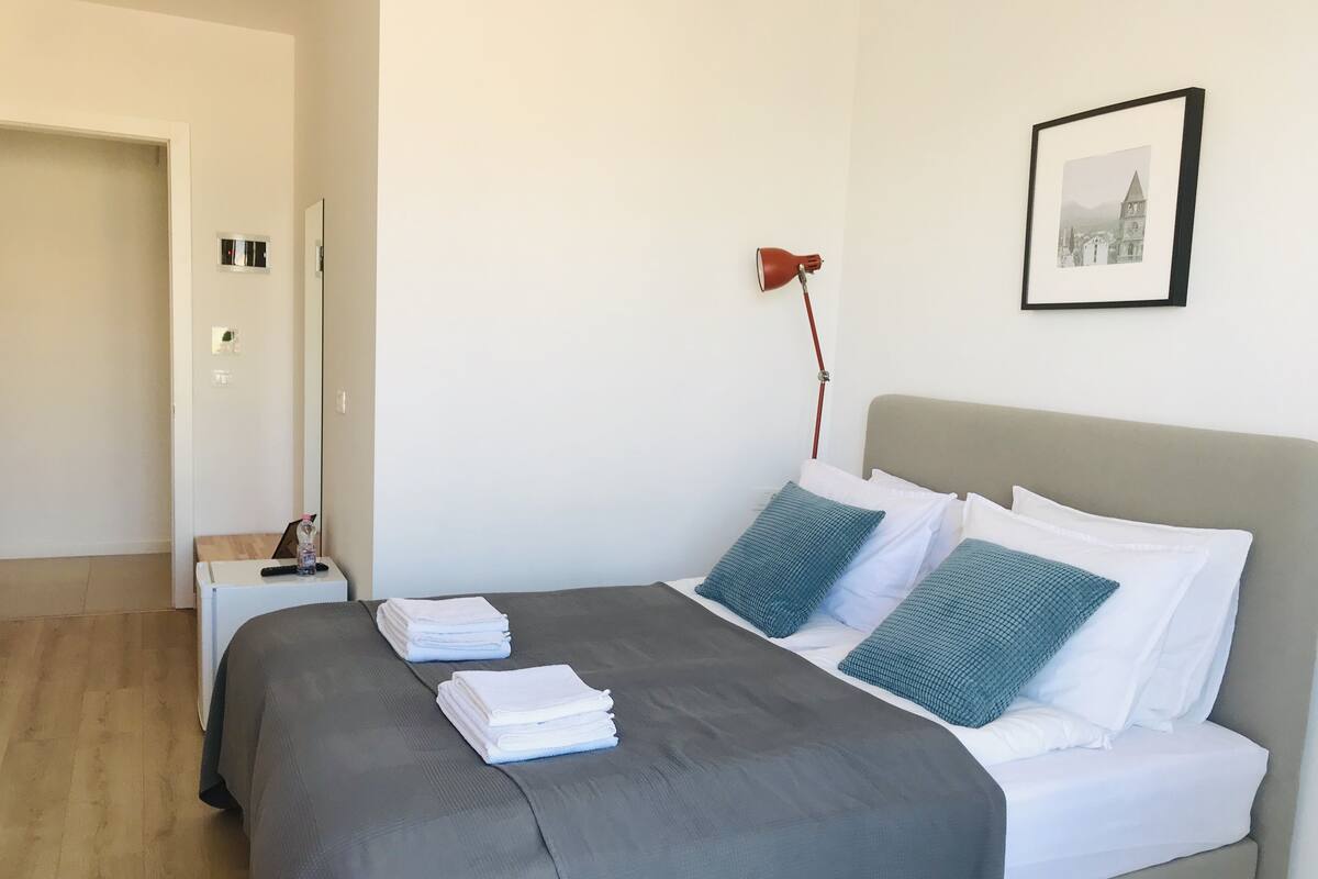 Standard Room, 1 Double Bed, Mountain View | Desk, soundproofing, iron/ironing board (on request), WiFi (free)
