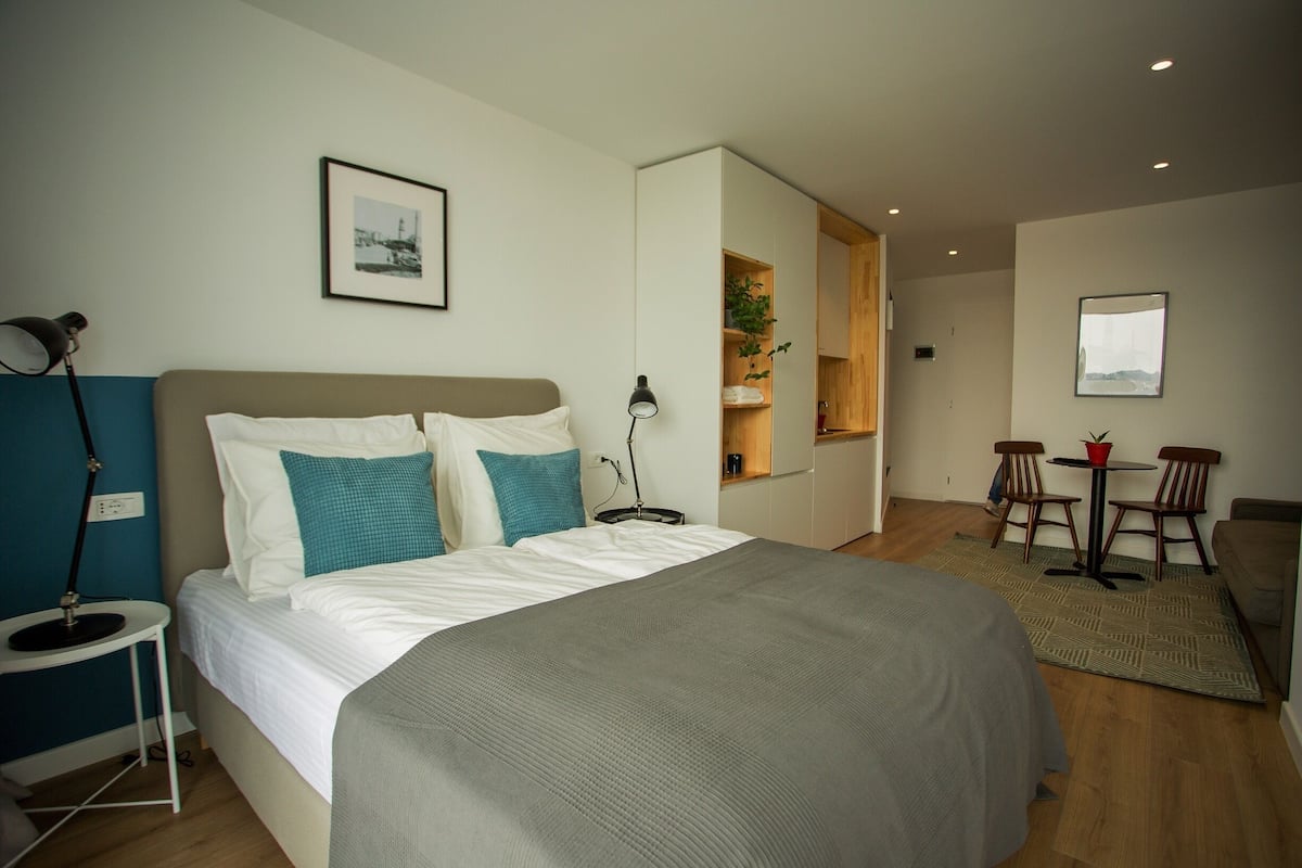 Panoramic Room, City View | Desk, soundproofing, iron/ironing board, free WiFi