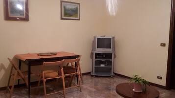 TV, caminetto, lettore DVD