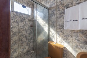 Tremannsrom, flere senger | Dusj på badet