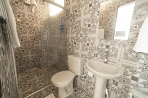 Dobbeltrom | Bad | Dusj, toalettartikler (inkludert), håndklær og såpe