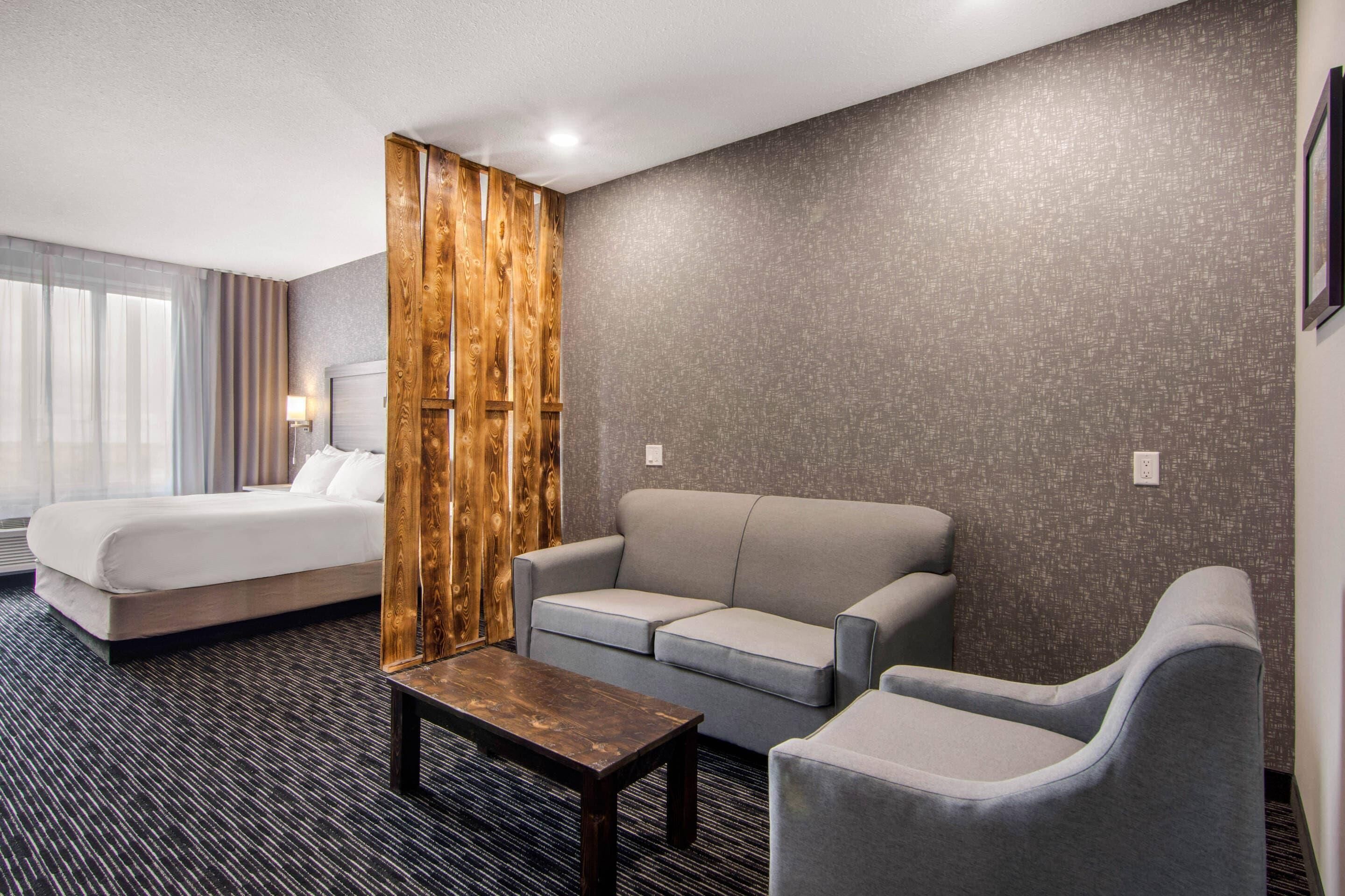 Suite, 1 King Bed with Sofa bed, Non Smoking