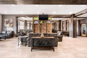 Lobby - Comfort Inn & Suites (North Battleford)