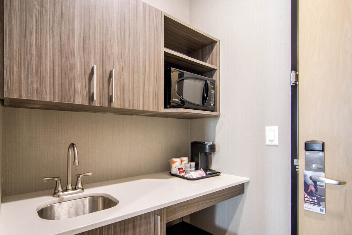 standard room, 1 king bed, non smoking | premium bedding, desk, blackout curtains, soundproofing