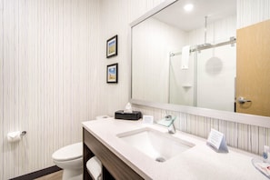 Hochwertige Bettwaren, Schreibtisch, Verdunkelungsvorhänge