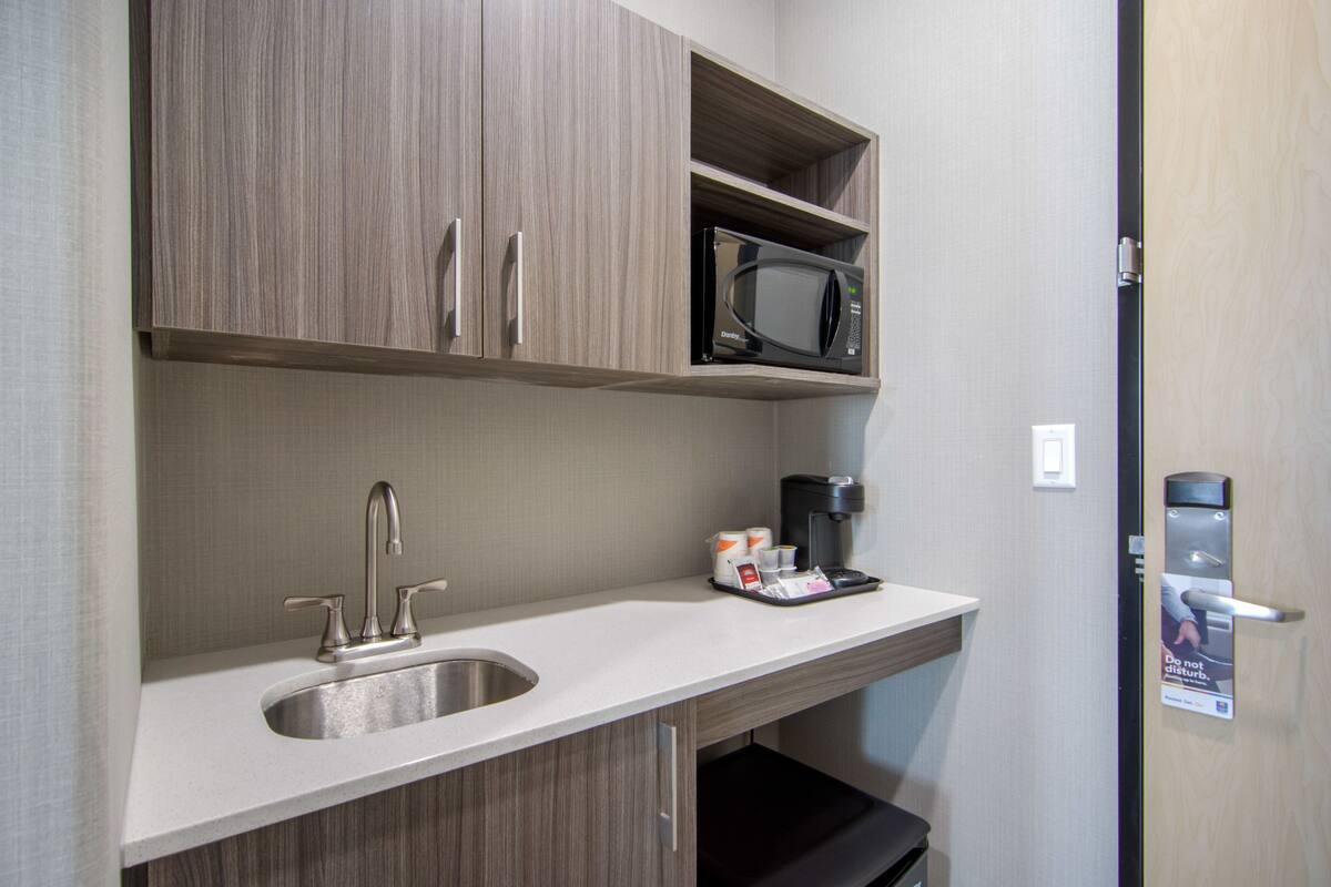 standard room, 1 king bed, non smoking | premium bedding, desk, blackout curtains, soundproofing